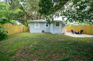 a small blue house in a yard with a fence at Homey Cozy Newly Renovated Stylish&chic 7 Guests in Tampa