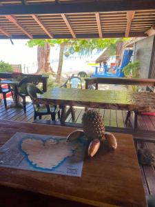 stół z ananasem siedzącym na nim w obiekcie Beach de rêve de moorea w mieście Hauru
