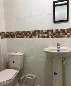 bagno con servizi igienici e lavandino di La Marina -Apartamentos frente al mar a Ríohacha