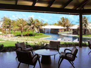 une terrasse avec des chaises, une table et une piscine dans l'établissement DOM PEDRO LAGUNA BEACH RESORT & GOLF, à Fortaleza 44 autres photos