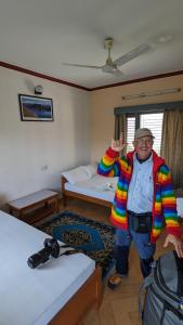 un hombre está de pie en una habitación en Hotel Mountain View - Lakeside Pokhara en Pokhara