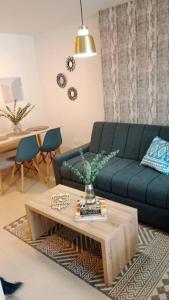 Sala de estar con sofá azul y mesa de centro en Loft en centro de Bogotá, hermosa vista y confort, en Bogotá