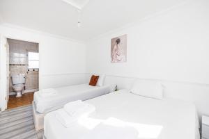 Ein Bett oder Betten in einem Zimmer der Unterkunft 6 Bedroom Larger group House with Parking Corringham Stanford Le Hope