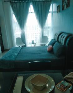 um quarto com uma cama e uma mesa com um prato em Armada Sweet Homestay em Gua Musang