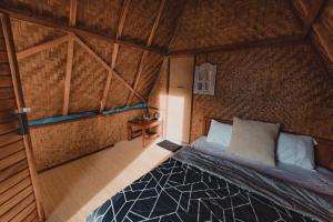 um quarto com uma cama num quarto de madeira em D' Tepi Danau Glamping em Kintamani
