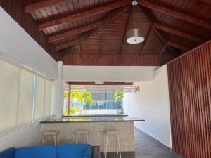 a room with a bar with blue chairs and a table at Exclusivo Apto Piscina Bella Vista Centro de Ciudad! in Santo Domingo