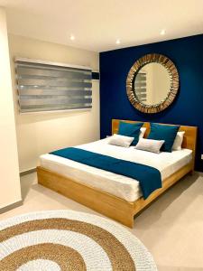 sypialnia z dużym łóżkiem z lustrem w obiekcie Villa The Flows at Belle Rivière w mieście Bel-Ombre