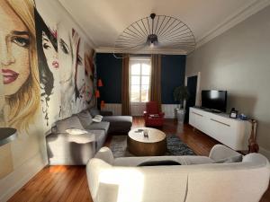 Televízia a/alebo spoločenská miestnosť v ubytovaní Appartement Haut de Gamme Centre-Ville, 50m Plage, Parking Privé, 4 Couchages - FR-1-197-552