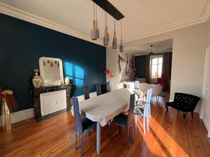 Kuchyňa alebo kuchynka v ubytovaní Appartement Haut de Gamme Centre-Ville, 50m Plage, Parking Privé, 4 Couchages - FR-1-197-552