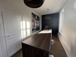 Fotografia z galérie ubytovania Appartement Haut de Gamme Centre-Ville, 50m Plage, Parking Privé, 4 Couchages - FR-1-197-552 v destinácii Les Sables-dʼOlonne