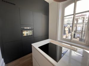 Kuchyňa alebo kuchynka v ubytovaní Appartement Haut de Gamme Centre-Ville, 50m Plage, Parking Privé, 4 Couchages - FR-1-197-552