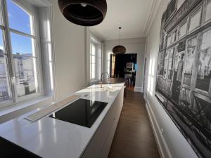 Kuchyňa alebo kuchynka v ubytovaní Appartement Haut de Gamme Centre-Ville, 50m Plage, Parking Privé, 4 Couchages - FR-1-197-552
