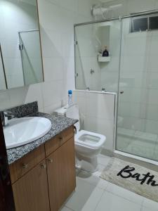 W łazience znajduje się toaleta, umywalka i prysznic. w obiekcie Koru Farm Retreat w mieście Muhoroni