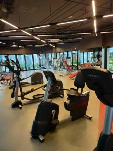- une salle de sport avec tapis de course et machines elliptiques dans l'établissement D Bunga 1 MOSLIM Homestay Pool View Legoland Nusajaya, à Nusajaya