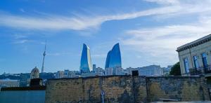 Blick auf eine Stadt mit Wolkenkratzern im Hintergrund in der Unterkunft Sultan Inn Boutique Hotel in Baku