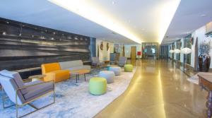 Χώρος καθιστικού στο Crown Regency Suites Mactan