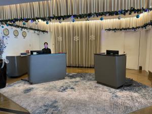 Ο χώρος του λόμπι ή της ρεσεψιόν στο Crown Regency Suites Mactan