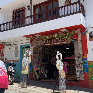 dos maniquíes parados frente a una tienda en Casa Melodía Guatapé - Excelente Ubicación - Calle del Comercio, en Guatapé