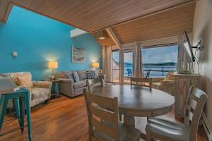 uma sala de estar com uma mesa e um sofá em Embarcadero Resort em Newport