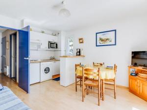 cocina y comedor con mesa en una habitación en Duplex T3 avec balcon, 2 ch, 6 pers, parking - FR-1-402-26, en Esquièze - Sère 6 fotos más