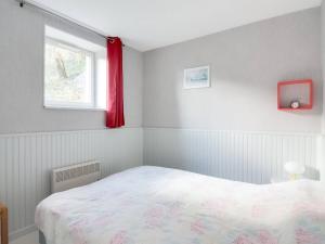 - une chambre avec un lit et une fenêtre rouge dans l'établissement Appartement Sazos, 3 pièces, 4 personnes - FR-1-402-8, à Sazos