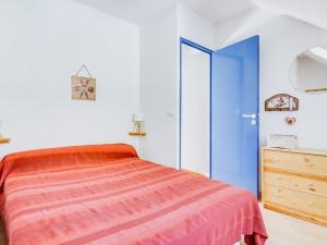 a bedroom with a bed and a blue door at Appartement Esquièze-Sère, 3 pièces, 6 personnes - FR-1-402-26 in Esquièze - Sère
