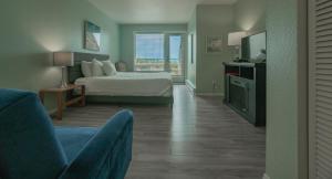 een hotelkamer met een bed en een televisie bij Embarcadero Resort in Newport