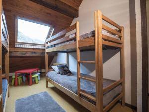 サン・ラリー・スランにあるAppartement Saint-Lary-Soulan, 3 pièces, 8 personnes - FR-1-296-245の二段ベッド(下段に犬を寝かせる)が備わる客室です。