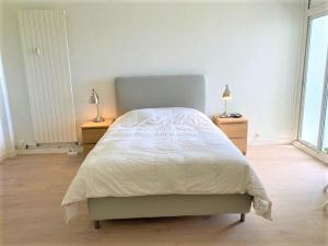 een slaapkamer met een bed en twee nachtkastjes met lampen bij Appartement Quiberon, 2 pièces, 4 personnes - FR-1-478-147 in Quiberon