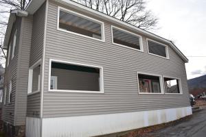 une maison avec trois fenêtres sur son côté dans l'établissement North Creek All Season Rental, à North Creek