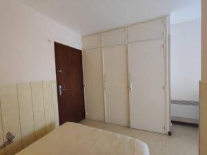 1 dormitorio con 2 armarios y 1 cama en Appartement Balaruc-les-Bains, 1 pièce, 2 personnes - FR-1-571-18, en Balaruc-les-Bains