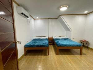 Afbeelding uit fotogalerij van La Famille Guesthouse Pundaquit Mountain view and walking distance to beach in San Antonio