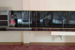 Μια τηλεόραση ή/και κέντρο ψυχαγωγίας στο La Famille Guesthouse Pundaquit Mountain view and walking distance to beach +27 φωτογραφίες