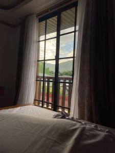 Afbeelding uit fotogalerij van La Famille Guesthouse Pundaquit Mountain view and walking distance to beach in San Antonio +27 foto's