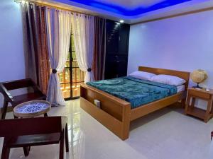 Ένα ή περισσότερα κρεβάτια σε δωμάτιο στο La Famille Guesthouse Pundaquit Mountain view and walking distance to beach