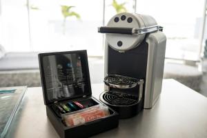 Ronsard Resort IRABU في جزيرة مياكو: وجود آلة صنع القهوة على طاولة مع صندوق