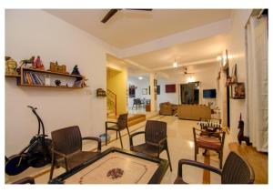 uma sala de estar com cadeiras e uma mesa em Vinayak 5Bhk Villa Lonavala em Lonavala