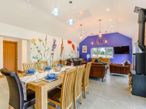 uma sala de jantar e sala de estar com mesa e cadeiras em Bournes Homestead em Hagwothingham