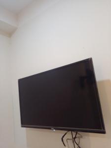 TV a/nebo společenská místnost v ubytování Phòng đơn giường đôi khép kín yên tĩnh