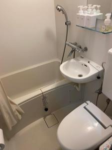 uma casa de banho com um WC branco e um lavatório. em Ashigarashimo-gun - Hotel - Vacation STAY 53638v em Onsensō