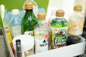 uma gaveta cheia de garrafas de alimentos e bebidas em Ashigarashimo-gun - Hotel - Vacation STAY 53638v em Onsensō