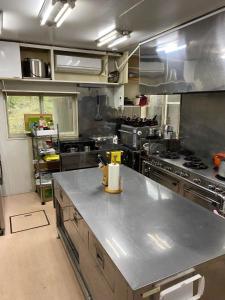 una cocina con encimera de acero inoxidable en Ashigarashimo-gun - Hotel - Vacation STAY 53649v, en Onsensō