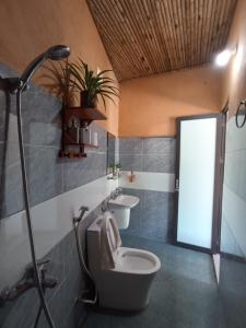 a bathroom with two sinks and a toilet and a shower at Thao Ly Homestay Mai Chau in Hòa Bình