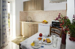 Η κουζίνα ή μικρή κουζίνα στο Palaios Rooms +34 φωτογραφίες