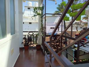 PRAKRITI HOMESTAY Fortkochi Air Conditioned Rooms的阳台或露台