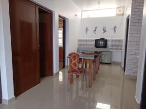 PRAKRITI HOMESTAY Fortkochi Air Conditioned Rooms的电视和/或娱乐中心