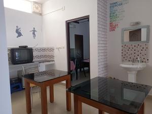 PRAKRITI HOMESTAY Fortkochi Air Conditioned Rooms的电视和/或娱乐中心