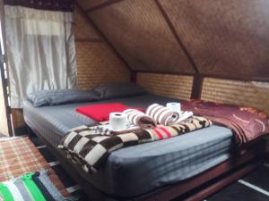 a bed with towels and cups on it in a room at Garden House INChiangrai in Chiang Rai +66 photos