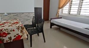 PRAKRITI HOMESTAY Fortkochi Air Conditioned Rooms客房内的一张或多张床位