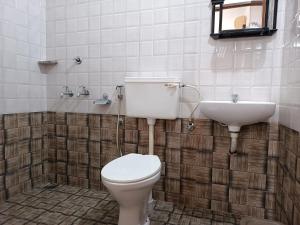 科钦PRAKRITI HOMESTAY Fortkochi Air Conditioned Rooms的带马桶和水槽的浴室